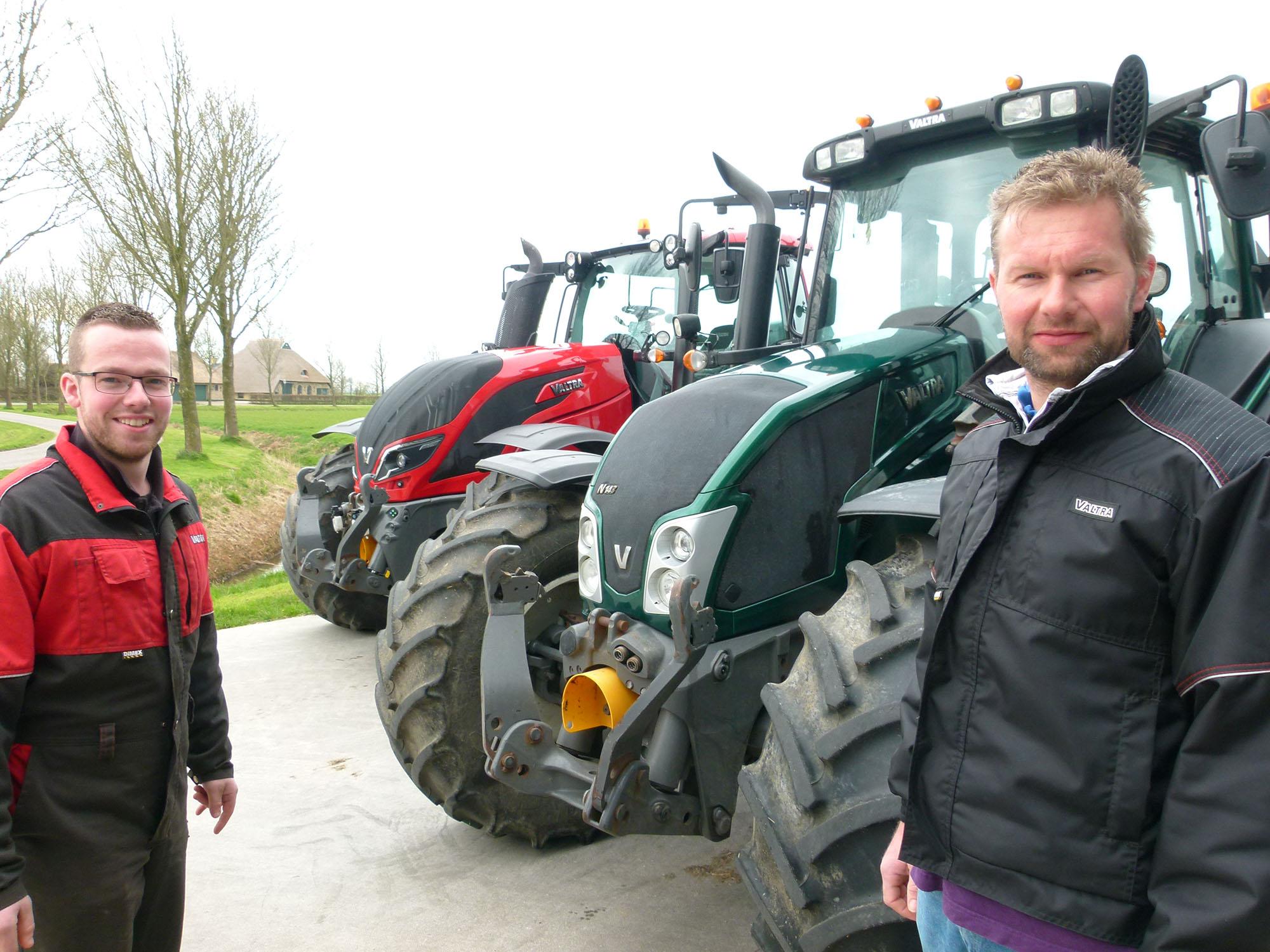 Wietse van der Woude en zijn medewerker Sjoerd Haakma en hun Valtras